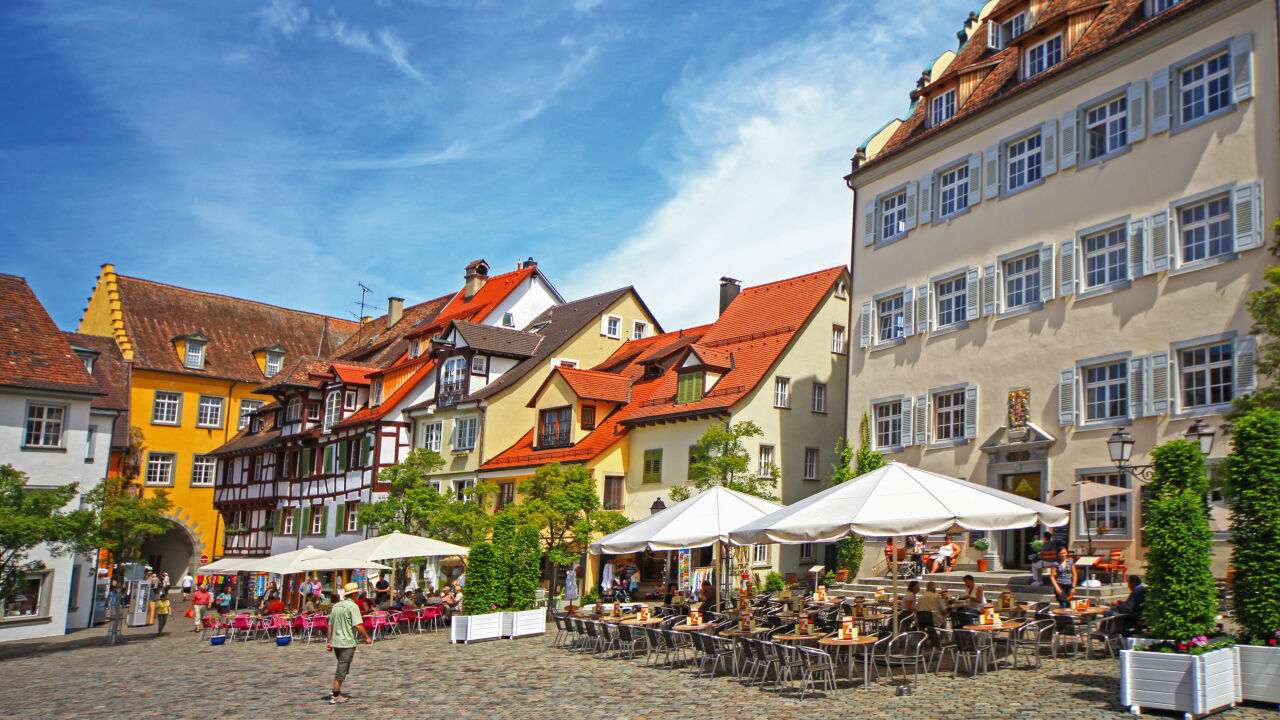 Marktplatz mit bunten Fachwerk- und Bürgerhäusern und Sonnenschirmen Marktplatz mit bunten Fachwerk- und Bürgerhäusern und Sonnenschirmen